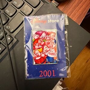 Disney Store 2001 Snow White and the Seven Dwarves Pin